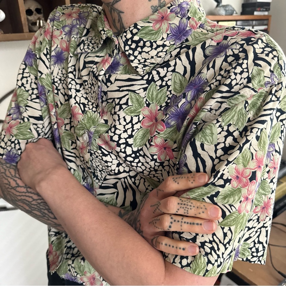 Vintage 80s Cropped Floral Animal AOP Short Sleeve Button Down ~ Size Large - Picture 3 of 9